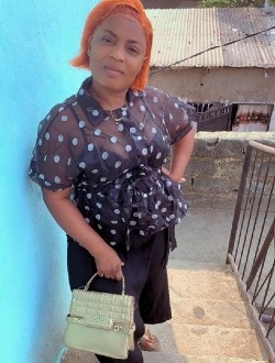 Julia Elliott's profile, a single 30-year-old a woman in Douala