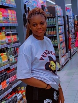 Florinda's profile, a single 19-year-old a woman in Douala