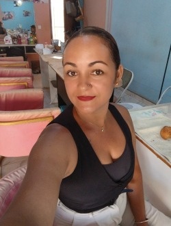 Laura's profile, a single 33-year-old a woman in 1ER Arrondissement