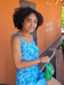 Angela's profile, a single 27-year-old a woman in 1ER Arrondissement