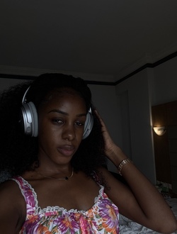 Evelyna's profile, a single 28-year-old a woman in Pointe-Noire