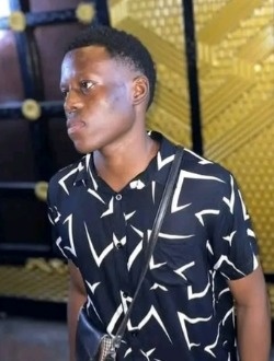 Dev's profile, a single 21-year-old a man in Paris