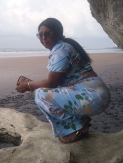 Aisha's profile, a single 40-year-old a woman in Douala