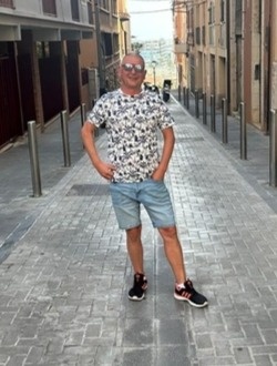 Leo's profile, a single 50-year-old a man in Istres