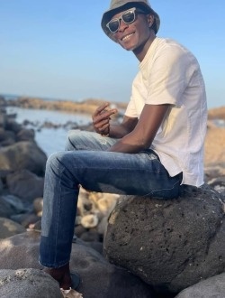 Leza's profile, a single 32-year-old a man in Dakar