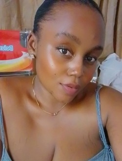 Flore's profile, a single 29-year-old a woman in Douala