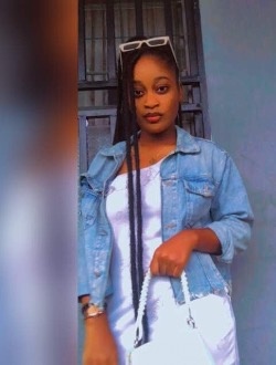 Linda's profile, a single 18-year-old a woman in Yaoundé