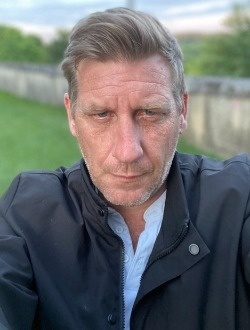 Sam's profile, a single 48-year-old a man in Paris