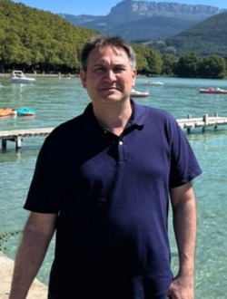 Julien's profile, a single 55-year-old a man in Versailles