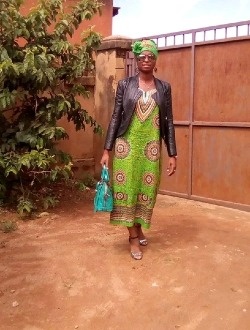 Angela's profile, a single 37-year-old a woman in 1ER Arrondissement