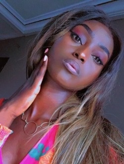 Néfertiti's profile, a single 29-year-old a woman in Yaoundé