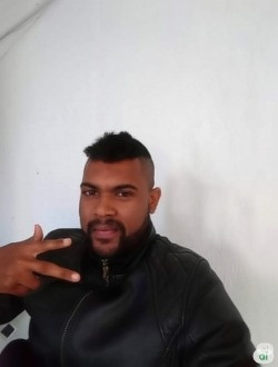 Davis's profile, a single 34-year-old a man in Argy