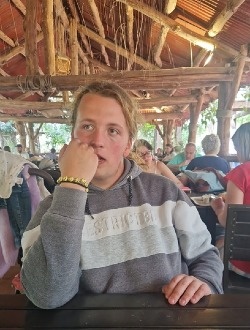 Uriel's profile, a single 18-year-old a man in Hestrus