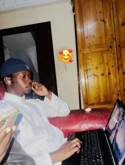 Zale's profile, a single 27-year-old a man in Dakar