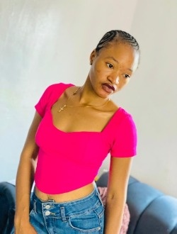 Adriana's profile, a single 27-year-old a woman in La Cañada Flintridge