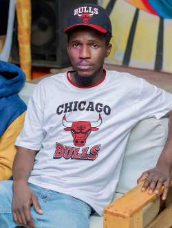 Claude's profile, a single 48-year-old a man in Brema-Hamburga archidiocese