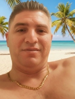 Ari's profile, a single 44-year-old a man in La Habana del Este