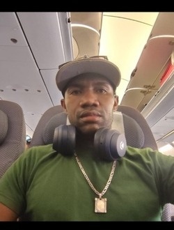 Dwayne Johnson's profile, a single 36-year-old a man in La Commune