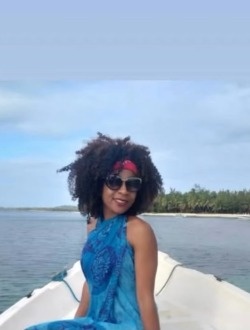 Livne's profile, a single 30-year-old a woman in Paris