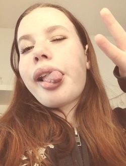 Polina's profile, a single 19-year-old a woman in Paris