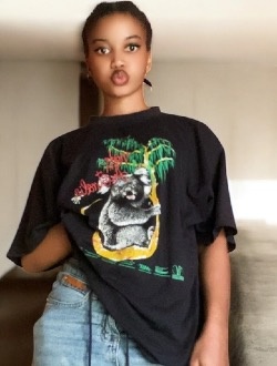 Dorcas's profile, a single 18-year-old a woman in Yaoundé