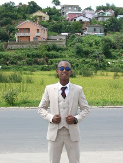 Tsaroana's profile, a single 21-year-old a man in 1ER Arrondissement