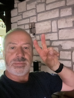 Umberto's profile, a single 65-year-old a man in A dos Francos