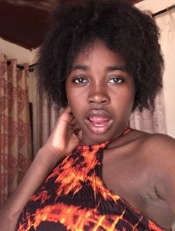 Laura's profile, a single 21-year-old a woman in Yaoundé