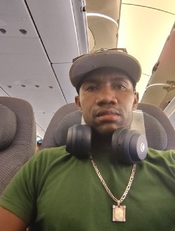 Dwayne Johnson's profile, a single 36-year-old a man in Cité La Cure