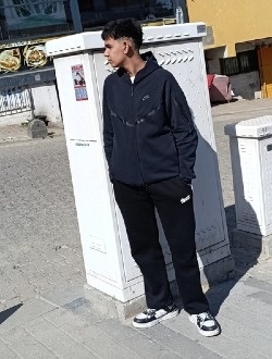 Ömer's profile, a single 18-year-old a man in Istanbul