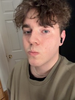 Bastien's profile, a single 20-year-old a man in Gaspé