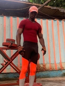 Leon's profile, a single 27-year-old a man in Bonanjo