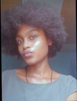 Lena's profile, a single 20-year-old a woman in Douala