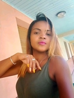 Sarah's profile, a single 34-year-old a woman in 67 Ha