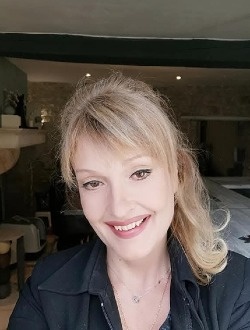 Aline's profile, a single 43-year-old a woman in Le Saint