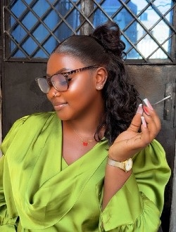 Lindy's profile, a single 18-year-old a woman in Yaoundé