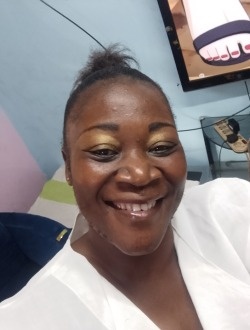 Évelyne Leka's profile, a single 29-year-old a woman in Yaoundé