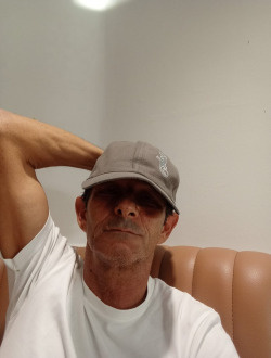 Sam's profile, a single 48-year-old a man in Saint-François