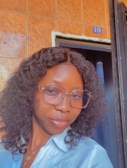 Alicia's profile, a single 24-year-old a woman in Douala