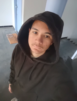 Ianis's profile, a single 18-year-old a man in Marseille