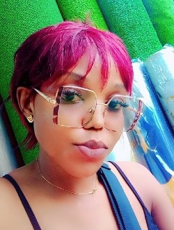 Lou's profile, a single 33-year-old a woman in Douala