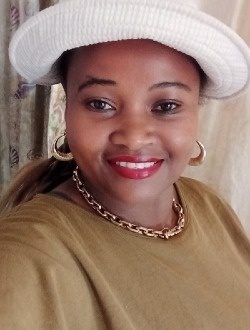 Julia's profile, a single 38-year-old a woman in 67 Ha