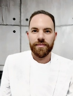 Casting's profile, a single 33-year-old a man in Paris