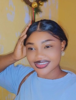 Carine's profile, a single 27-year-old a woman in 1200 Logements