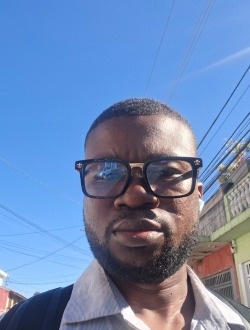 Moses's profile, a single 34-year-old a man in São Paulo