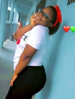 Lili's profile, a single 27-year-old a woman in Douala