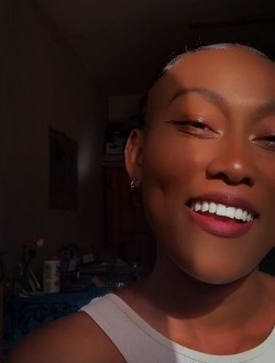 Yade's profile, a single 23-year-old a woman in 1ER Arrondissement