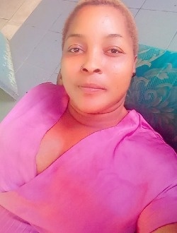 Laure's profile, a single 34-year-old a woman in Douala