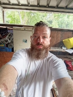Julien's profile, a single 37-year-old a man in Saint-Paul