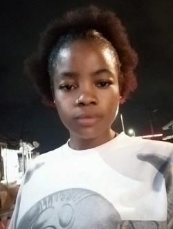 Marie's profile, a single 20-year-old a woman in Douala